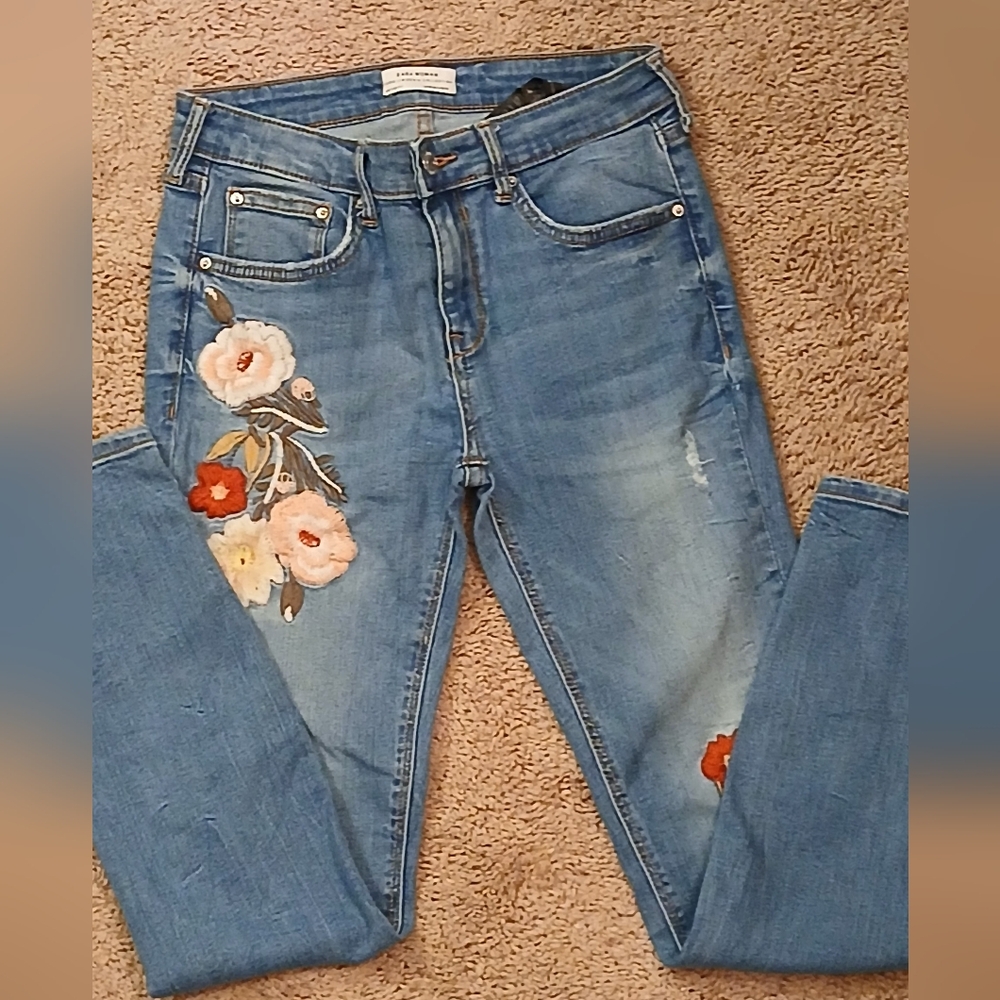 ZARA WOMAN Blue Skinny Jeans with Floral Embroidery. MADE IN EGYPT Size 6